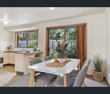 Three-bedroom home with brand new carpet and paint - Photo 1