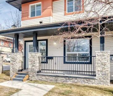 RENOVATED 3-BEDROOM END-UNIT TOWNHOUSE — 3 Bedrooms Townhouse - Photo 1