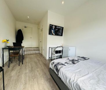 1 bedroom in a house share to rent - Photo 2