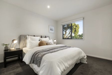 CONTEMPORARY LIFESTYLE ON THE BEACH EDGE! - Photo 4