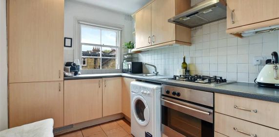 2 bedroom flat in London - Photo 2