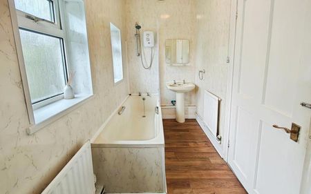 WOW! A lovely spacious ground floor apartment with two double bedrooms and some outdoor space too. Available immediately, call NOW to book your viewing! - Photo 4