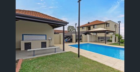 Stylish Furnished Top Floor Apartment - Pool! - Photo 4