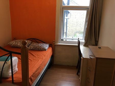 Room in a Shared Flat, London, E13 - Photo 3