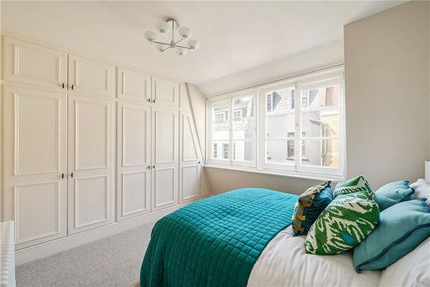 Beautifully presented one-bedroom apartment occupies a prime position on the renowned Frith Street. Combining contemporary style with the area’s distinctive character, it offers an exceptional opportunity to live in one of London’s most vibrant neighbourhoods. - Photo 1