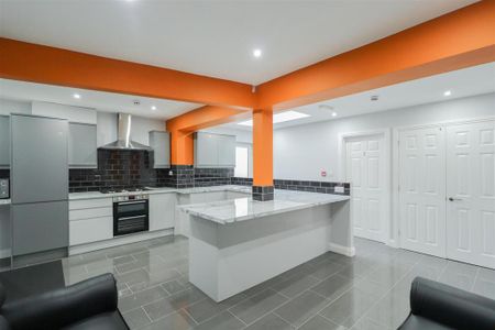 6 bedroom terraced house to rent - Photo 2