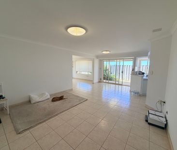 Spacious Family Home with Multiple Living Areas & Outdoor Entertaining - Photo 3