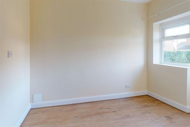 Raglan Road, Knaphill, Woking, Surrey, GU21 2AR - Photo 1