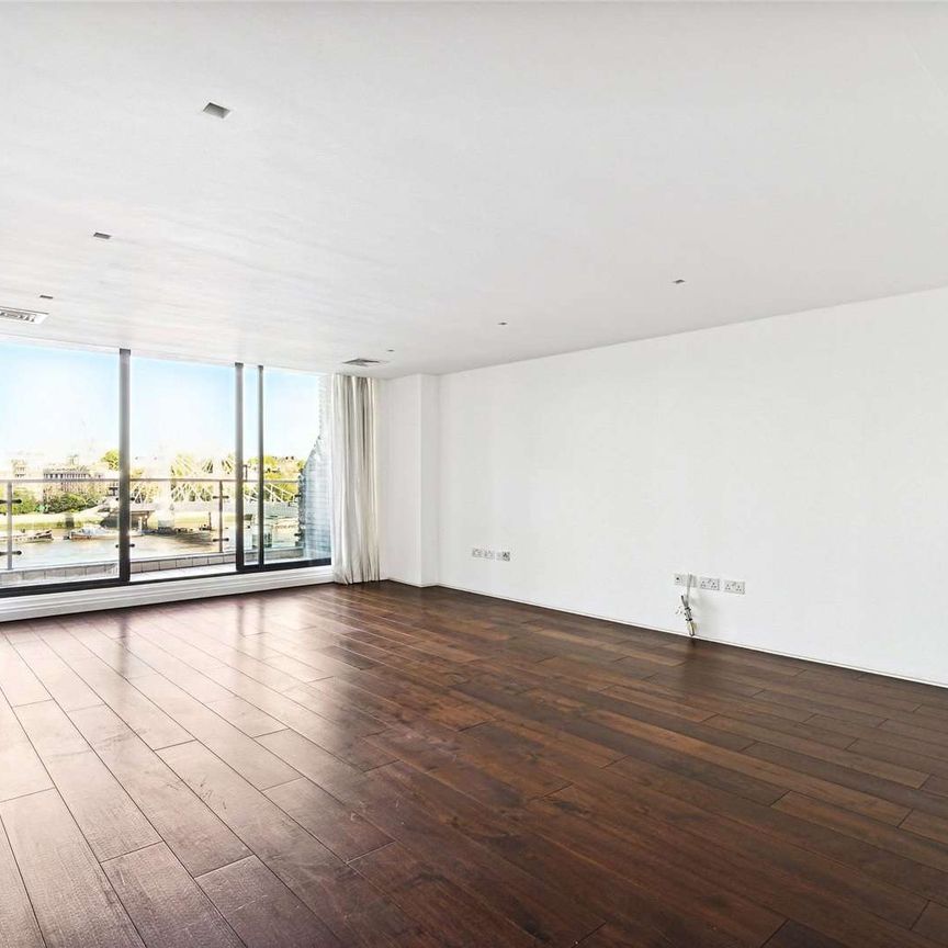 A beautifully refurbished, contemporary, three bedroom lateral apartment with stunning river views of the river and Albert Bridge. - Photo 1