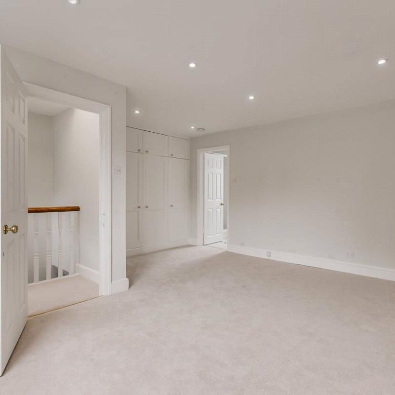 4 bedroom house in London - Photo 1