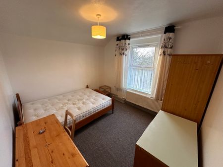 *One room available now* 6 bedroom house - Photo 5