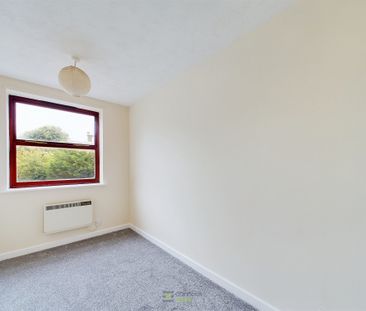 Victoria Road South, Farriers Court, PO5 - Photo 3