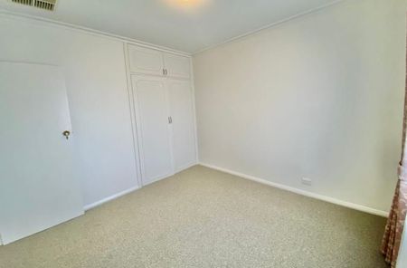 CHARMING FAMILY HOME IN SOUGHT-AFTER ASHWOOD - Photo 3