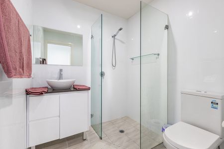 Modern four bedroom townhouse in sought after Corlette - Photo 2