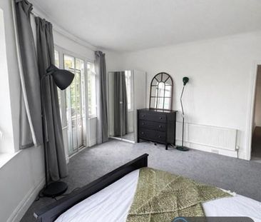 1 bedroom in a flat share to rent - Photo 2