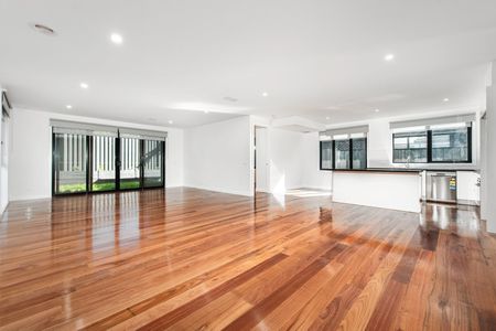 Huge Brand New Townhouse in Heart of Ringwood - Photo 4