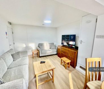 1 bedroom in a house share to rent - Photo 4