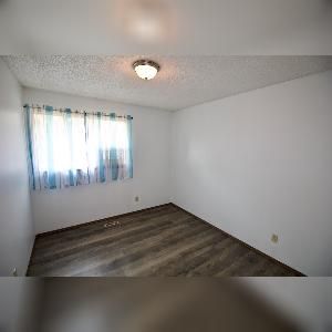 3 Bed 1.5 Bath Suite Single Garage Central Edmonton - Photo 3