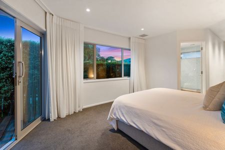 Elegant 3-Bedroom, 2-Bathroom Home in Coveted Castor Bay - Photo 3