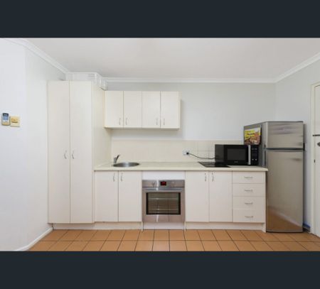 10/27 Princess Street, Kangaroo Point, Qld 4169 - Photo 4