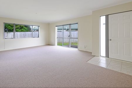 17, Liddesdale Place, Papakura - Photo 2