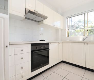 Renovated Ground Floor Two Bedroom Unit - Photo 4