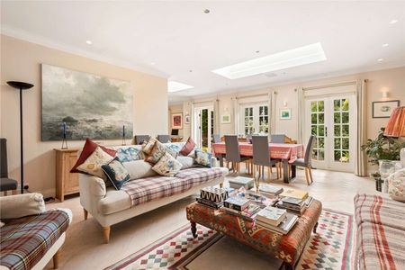 AVAILABLE FOR UP TO 6 MONTHS - A beautiful 4 bedroom family home with a spacious garden and summer house. - Photo 2