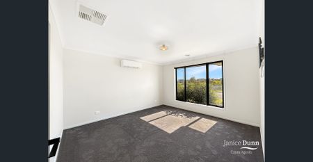 Spacious family home available now! - Photo 2