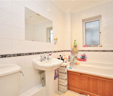 Broadway, Knaphill, Woking, Surrey, GU21 2DR - Photo 6