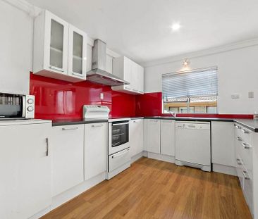 ✨ Beautiful Family Home With Stunning Views - Photo 6