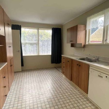 Spacious & Tidy 3 Bedroom Home - Photo 3