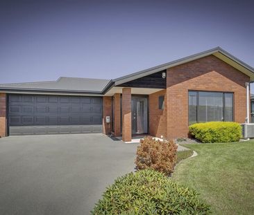 Executive Three Bedroom Family Home in Burnside High School Zone! - Photo 3