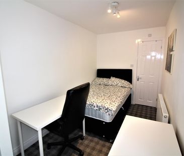 Room 2, Flat 1 - Photo 2