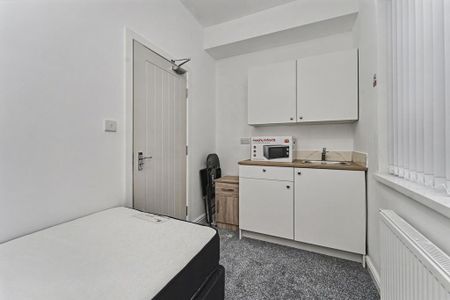 6 bedroom semi-detached house to rent - Photo 4