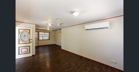 4 BEDROOM, 2 BATHROOM DUAL LIVING HOME - WALKING DISTANCE TO SCHOOLS! - Photo 3