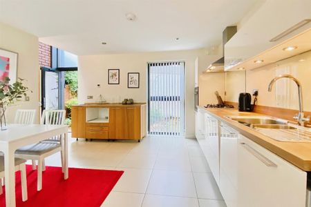 2 bedroom mews to rent - Photo 4