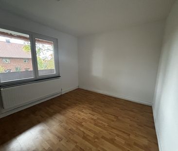 Schöne 3-Zimmerwohnung mit Loggia! -Für Bahn-Pendler sehr attraktiv- - Photo 4