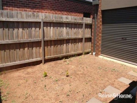 Comfortable 3-Bedroom Home in a Quiet Darley Court - Photo 2