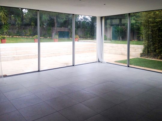 Refurbished four-bedroom villa with swimming pool and garden in Quinta da Marinha, Cascais. - Foto 1