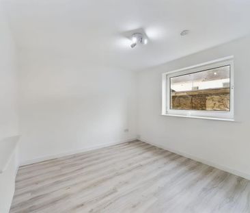 2 bedroom end of terrace house to rent - Photo 2