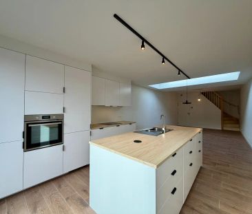 Volledig gerenoveerde woning vlakbij centrum Kortrijk met garage! - Photo 1