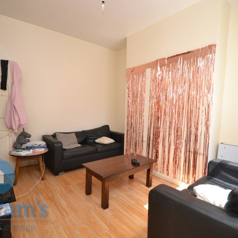 4 bed Mid Terraced House for Rent - Photo 1