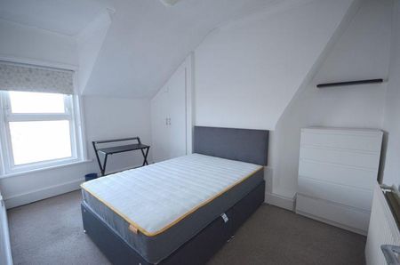1 bedroom in a flat share to rent - Photo 3
