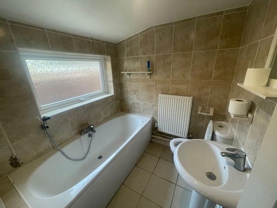 3 bedroom end of terrace house to rent - Photo 1