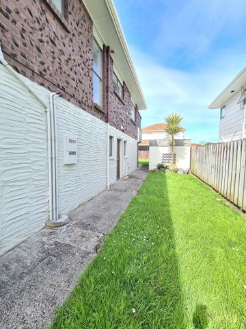 Hobsonville 5 bedrooms, 2 bathrooms - Photo 4