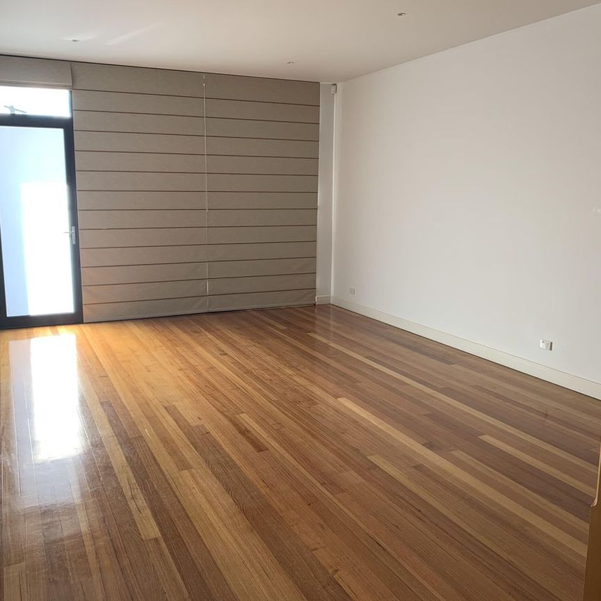 Perfectly located in Ascot Vale - Photo 1