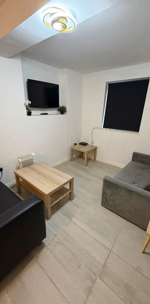 1 Bed Detached House, Wood Lane, W12 - Photo 1