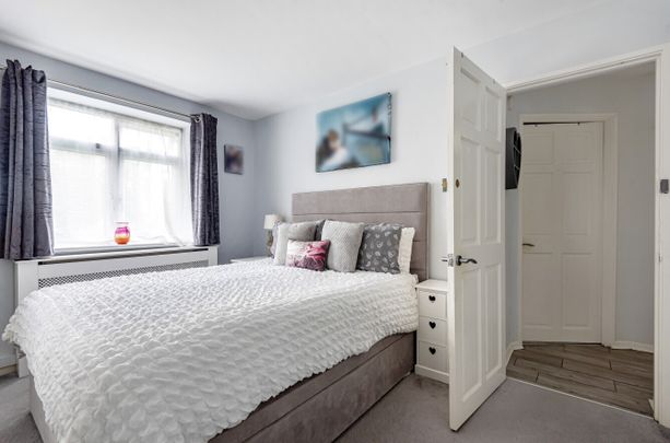 Simmons Close, London - Photo 1