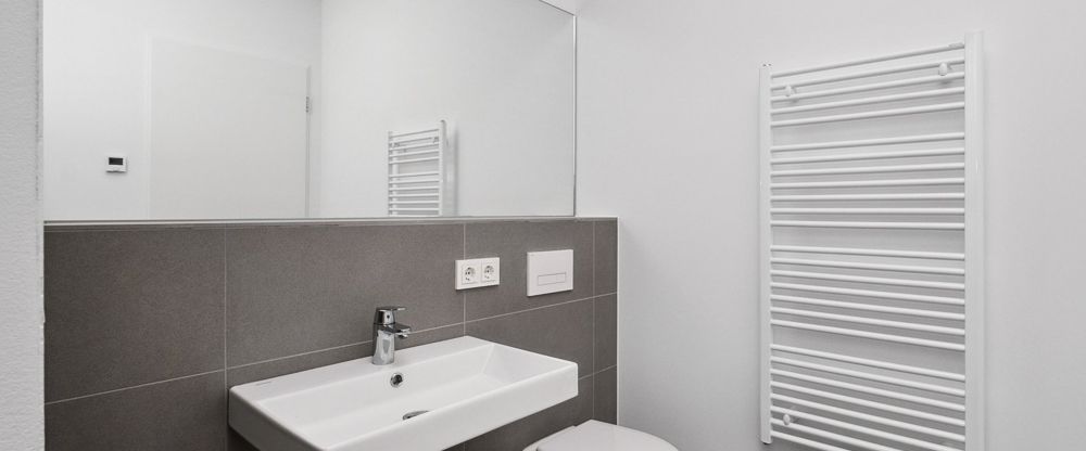 Live the Spring Lifestyle – Modernes 2-Zimmer-Apartment mit Loggia im Herzen Berlins - Photo 1