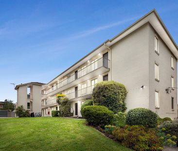 Bright, Spacious Apartment in Prime Toorak–Hawksburn Location - Photo 2